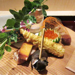 弥さしさ 大島 - 八寸は鯖寿司/チーズと鶏の燻製/ イクラおろし/ナスと生麩/鱧南蛮漬/山ももワイン煮/ ヤングコーン香り揚/ばい貝旨煮 