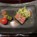 弥さしさ 大島 - 6品目は和牛イチボの炭火焼き 香りネギとプチトマト