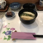 寿し神力 - 初めにお味噌汁とデザートの羊羹！
具材は薄揚げと豆腐とワカメと茗荷！