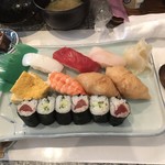 寿し神力 - 寿司定食1130円！
烏賊、鮪赤身、鱸、玉子、海老、稲荷2個、河童巻3個、鉄火巻3個！