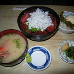 弥次喜多 - 駿河丼定食。汁、新香、サラダ付で1,050円