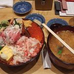 海幸 - 丼と汁。夫も完食できなかったボリューム。