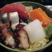 海彦 - 海彦セットの海鮮丼です（握りも選べます）。