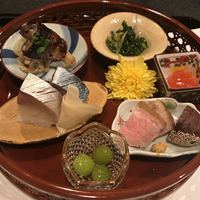 馬車道 大かわ - 八寸 (名物鯖寿司、銀杏、鴨ローストと栗、卵黄味噌漬け、秋刀魚のキノコ巻き、春菊などなど)