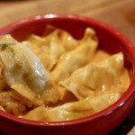 餃子とスパークリング バブルス - ビスク風ソースとエビ餃子が最高！！