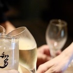 餃子とスパークリング バブルス - オーナーも一緒に乾杯〜♪