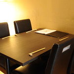 吉祥寺 肉ドレス海鮮丼 - テーブル席4名