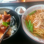 台湾料理 太和菜工坊 - おすすめセット(台湾ラーメン+酢豚丼)