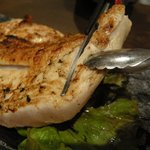 炭火焼専門食処 白銀屋 - 「大山鶏の香味刺身」にハサミを入れているところ