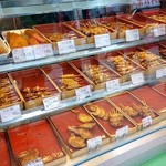 鳥一 - ガラスショーケースに並ぶ焼き鳥