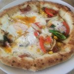 真鶴ピザ食堂KENNY - 三種のハムと卵のピザ（白トリュフの香り）と夏野菜のピザ・サラミとうずわのハーフ＆ハーフ（2018.8）