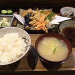 とだ - ご飯は少なめ
小鉢は、ポテトサラダとなす炒り
味噌汁の具はキャベツ。片手鍋で１杯分だけ作られていました。
あと、胡瓜の浅漬け