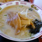 台湾料理　福亭 - トンコツラーメン　味は微妙、、、　スープが冷えてました、、、残念