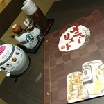 Koshitsu Izakaya Onza - テーブルの調味料とメニュー。