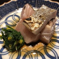 うち山 - サワラの炭火炙り　ポン酢掛け　菊花添え