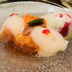 ビストロアム - ココナッツと赤桃のアイスクリームをのせて！