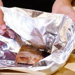 お肉屋 けいすけ 三男坊 - 高森和牛の極上塊焼き、ホイルでくるんで少し寝かせます