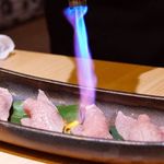 お肉屋 けいすけ 三男坊 - 高森和牛の一口炙り寿司