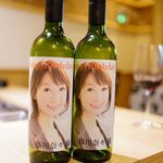 お肉屋 けいすけ 三男坊 - サプライズで顔写真入りのワインボトルが登場