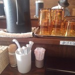 おお田ラーメン店 - カウンターの上色々