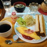 プレンオムレツモーニング全景。これにフルーツが付きます。