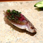 天寿し - 炙り鯖に昆布とみょうがを添えて