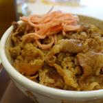 すき家 - 料理写真:「牛丼（並盛）」　紅生姜はいつも多めに盛ります