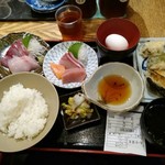 海鮮や　十兵衛 - 市場の刺身定食890円