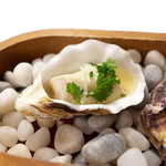 ナクレ - みりんと白醤油で和食的に仕上げた一品。火は通っているが、生牡蠣の官能的な食感をそのままに