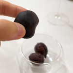 ナクレ - 春巻を支えていたのは、ローストされたくるみとマカダミアナッツ。こちら、食べられません(^-^)