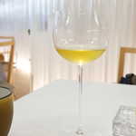 ナクレ - 白ワインは広口のグラスで登場。うすはり、繊細なステム。果実の酸