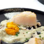 ナクレ - 堂々とした帆立、ほぼレアでの提供。ソースの味も強くないので、「フレンチ風味の帆立刺」として頂ける