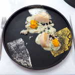 ナクレ - さっと炙った帆立、ウニ、茄子のソース、蕎麦米。金箔・銀箔をあしらった器もお洒落