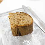 ナクレ - 天然酵母のパン。レーズンのような香りで、酸味が強い。白ワインに合う