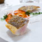 「刺身と焼魚の中間を目指した」という。皮目はサクッと軽やか、身は桜色のレア具合