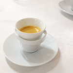 ナクレ - シメのエスプレッソ。土星の輪っかのような、凝ったカップで登場