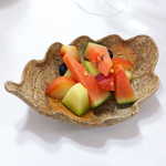 ナクレ - 西瓜・プラム・メロン・ブルーベリーの盛合せ。こちらは和風の陶器に乗って