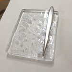 ナクレ - パン皿は気泡入りの手造りガラス。スマートな形状のバターナイフもお洒落！