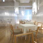 整然と、またリズム感を持って並ぶ白いパイプ群。テーブル・椅子はナチュラルにまとめられている