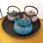 ナクレ - 入口近くに置かれていた、南部鉄器の急須。どんなシチュエーションで使われるのだろう