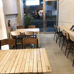 CAFE&BAR EDITION ART&DESIGN FARM - 店内は壁付きカウンターとテーブル2台