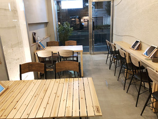 CAFE&BAR EDITION ART&DESIGN FARM - 店内は壁付きカウンターとテーブル2台