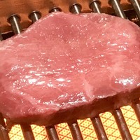 お肉屋 けいすけ 三男坊 - 初めていただく全て高森和牛のコース（画像は厚切り牛タンを焼いているところ）