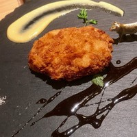 お肉屋 けいすけ 三男坊 - 有りそうで無かったビーフシチューコロッケは揚げたて熱々で提供