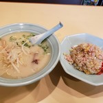 中華菜家 黄河 - とんこつラーメン+チャーハン　630円