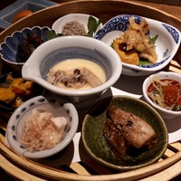 やさい家めい 表参道ヒルズ本家 - きのこの茶碗蒸しのフルフル感が美味しい。
                南瓜となると金時のサラダのホクホクの甘さや栗麩田楽のモチモチが秋の訪れを感じさせてくれました。
                蕪の翁和えはカブの塩漬けにトロロ昆布が乗ったもの。