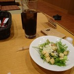 鎌倉パスタ - サラダ、アイスコーヒー