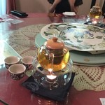 中国精進料理 凛林 - 法事仕様のおもてなしプレートは観音様の美しい大皿とおかわり自由なティーポットセット