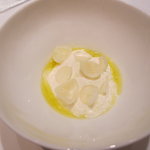 カンテサンス - 塩とオリーブ油が主役　山羊のバヴァロワ