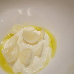 カンテサンス - 塩とオリーブが主役　山羊のバヴァロワ